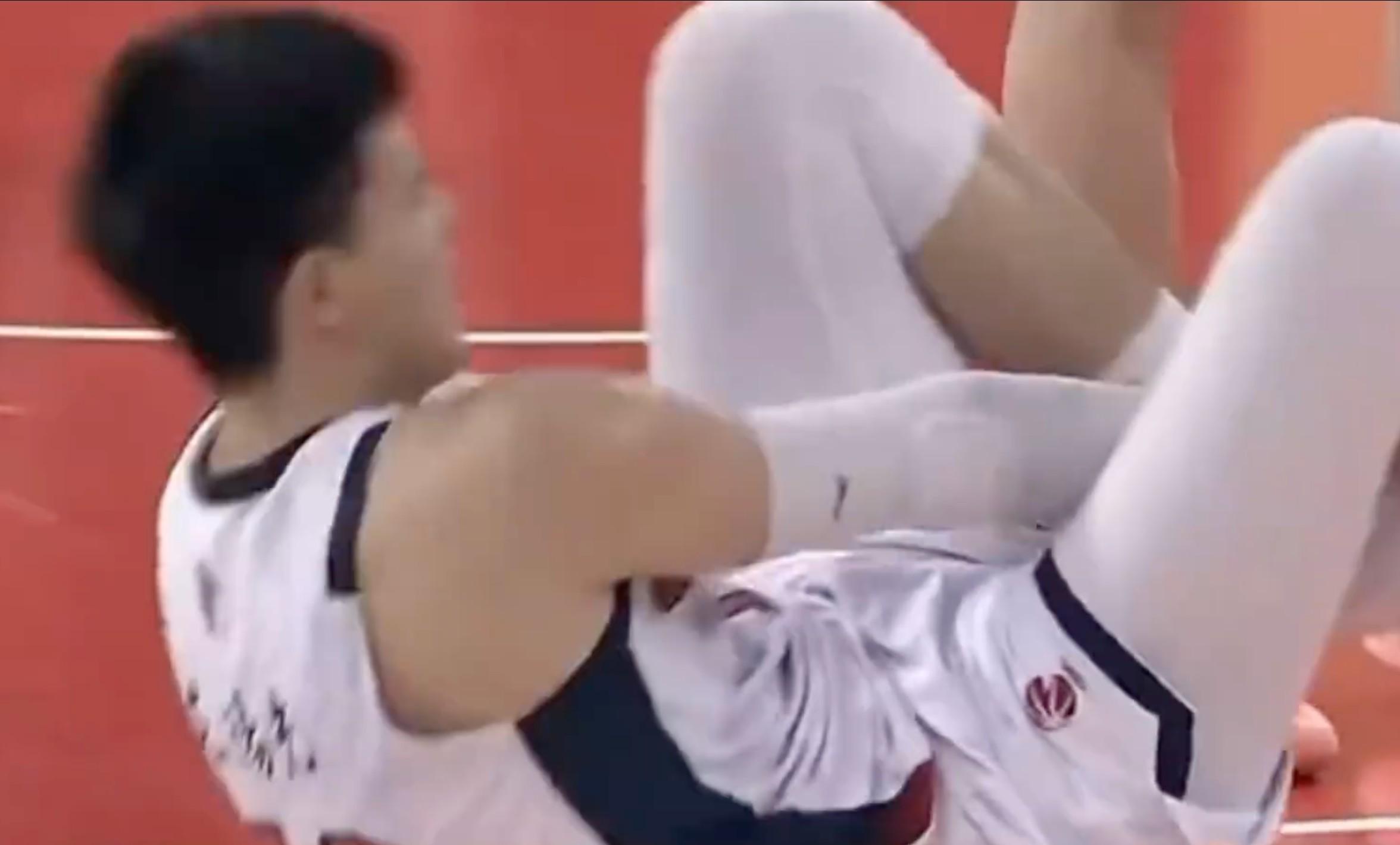 爱游戏游戏平台-脚踝扭伤，随队记者：焦泊乔问题不大，赛后还参加了新闻发布会